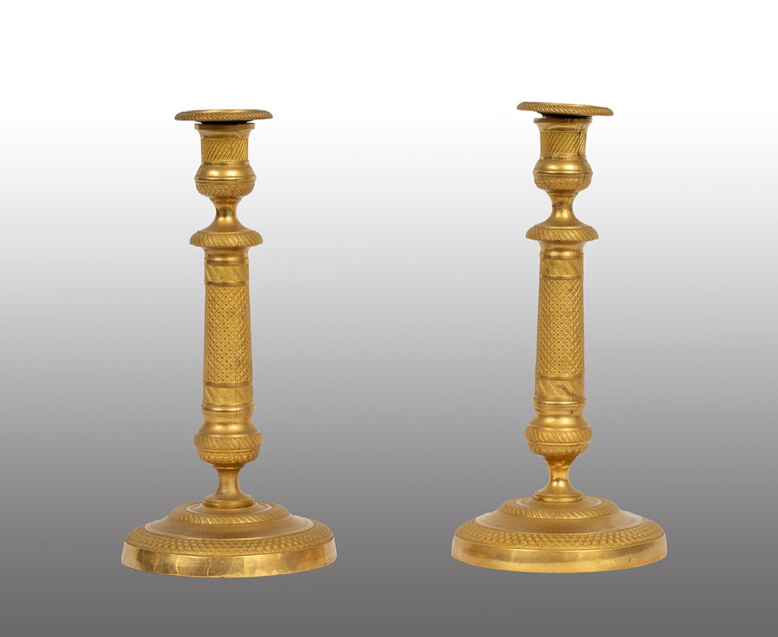 Coppia di candelieri antichi in bronzo dorato finemente cesellato 19secolo.