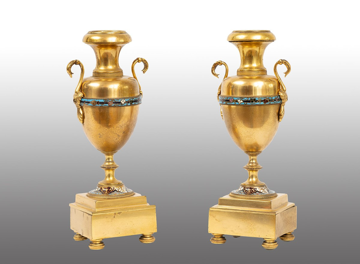 Coppia di vasi antichi biansati in bronzo dorato con innesti cloisonnè 19secolo