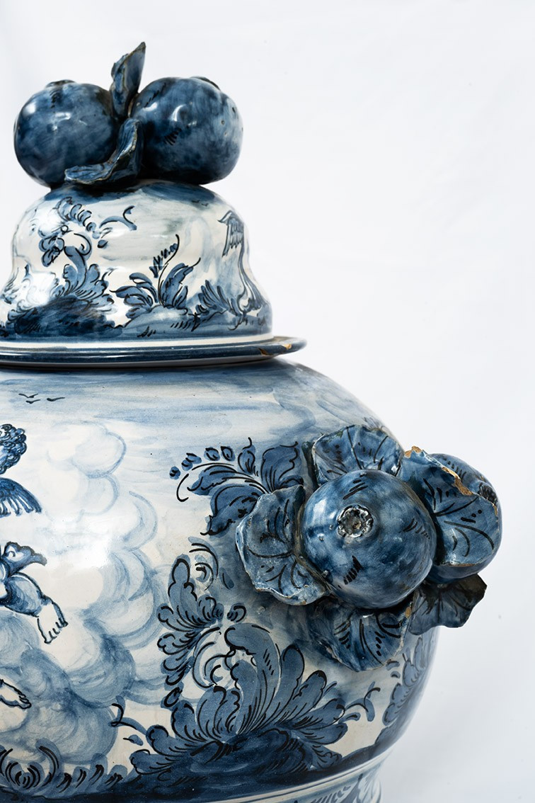 Vaso antico in maiolica smaltata appartenente alla manifattura di Albisola del XIX secolo.-photo-2