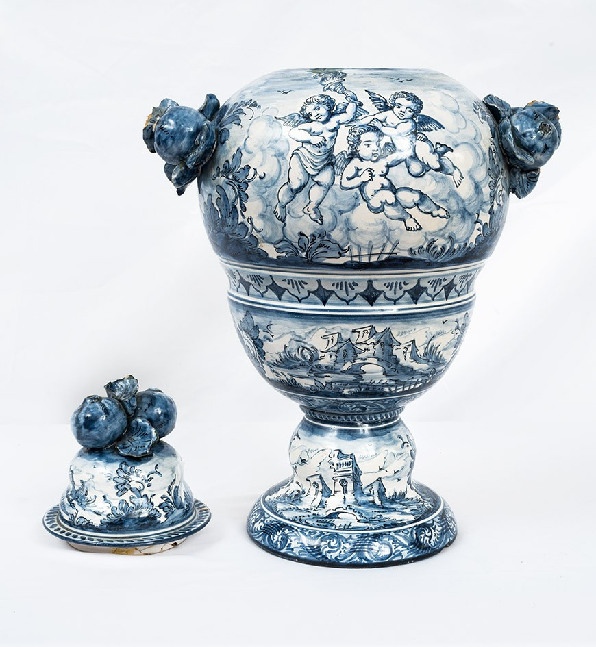 Vaso antico in maiolica smaltata appartenente alla manifattura di Albisola del XIX secolo.-photo-4