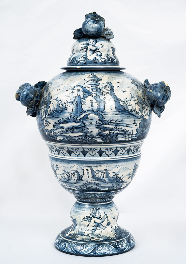 Vaso antico in maiolica smaltata appartenente alla manifattura di Albisola del XIX secolo.-photo-1