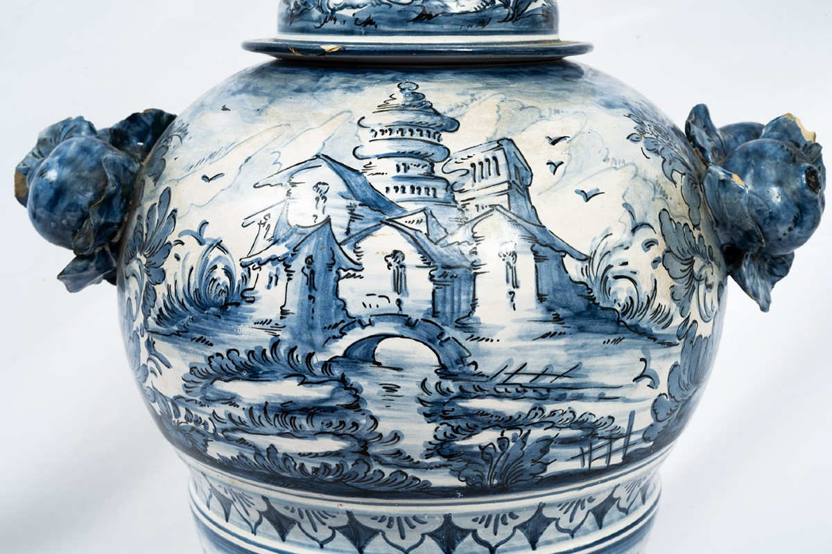 Vaso antico in maiolica smaltata appartenente alla manifattura di Albisola del XIX secolo.-photo-2