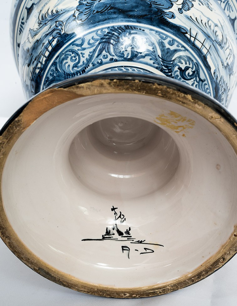 Vaso antico in maiolica smaltata appartenente alla manifattura di Albisola del XIX secolo.-photo-3