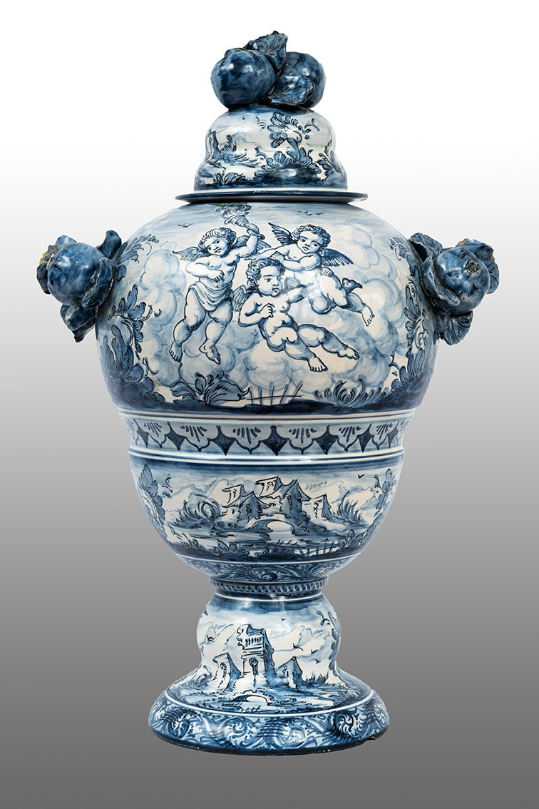 Vaso antico in maiolica smaltata appartenente alla manifattura di Albisola del XIX secolo.