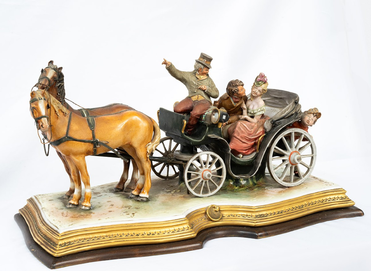 Scultura antica di Capodimonte raffigurante carrozza trainata da cavalli firmata "Bruno Marli"-photo-2