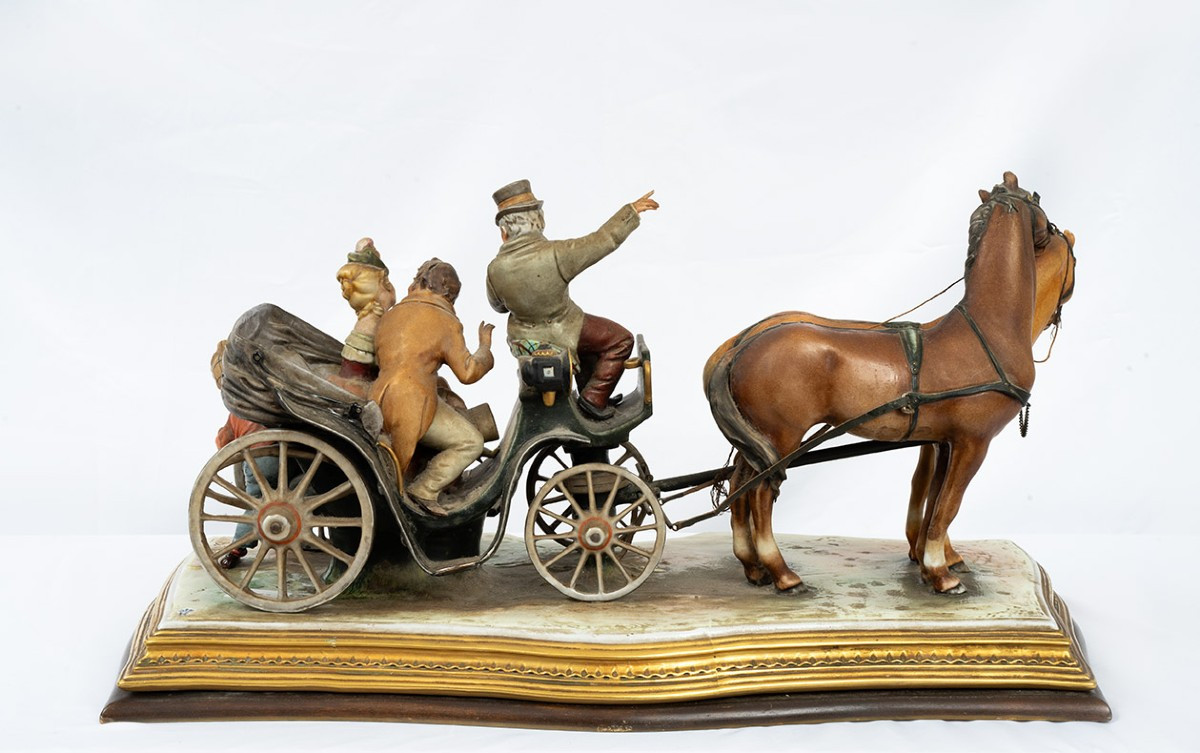 Scultura antica di Capodimonte raffigurante carrozza trainata da cavalli firmata "Bruno Marli"-photo-2