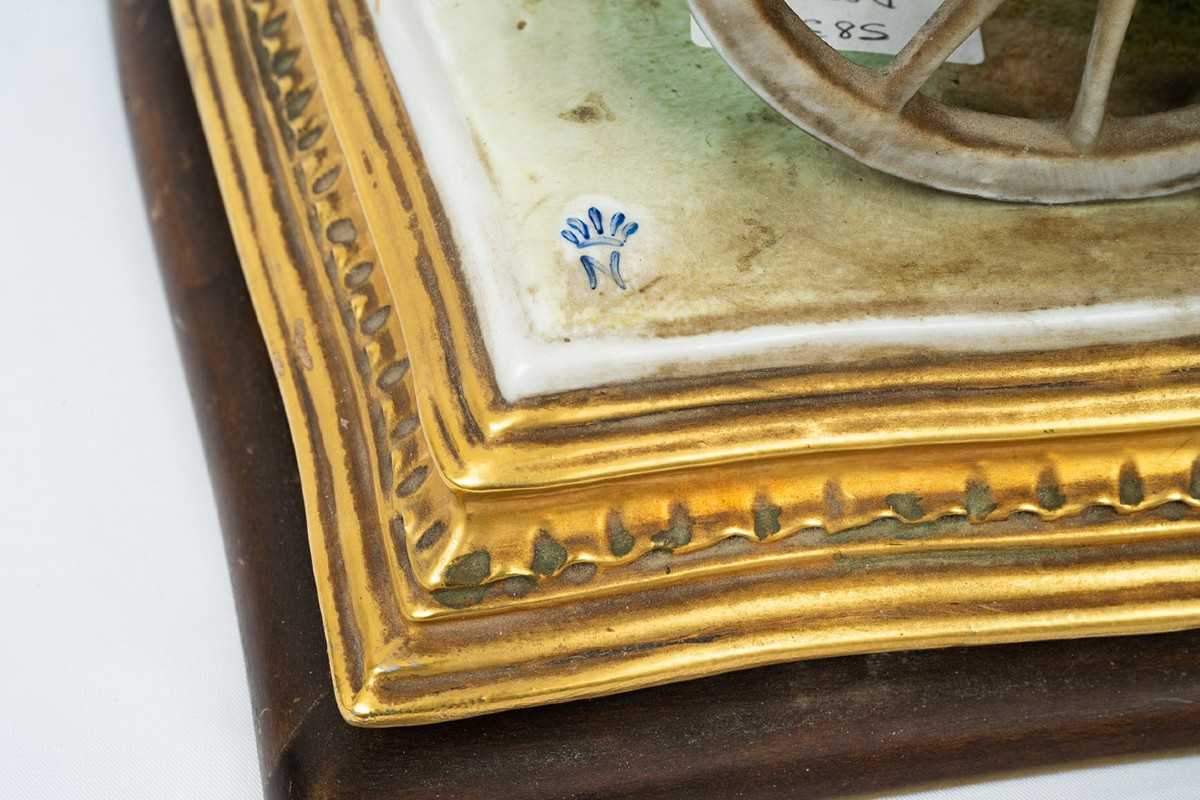 Scultura antica di Capodimonte raffigurante carrozza trainata da cavalli firmata "Bruno Marli"-photo-3