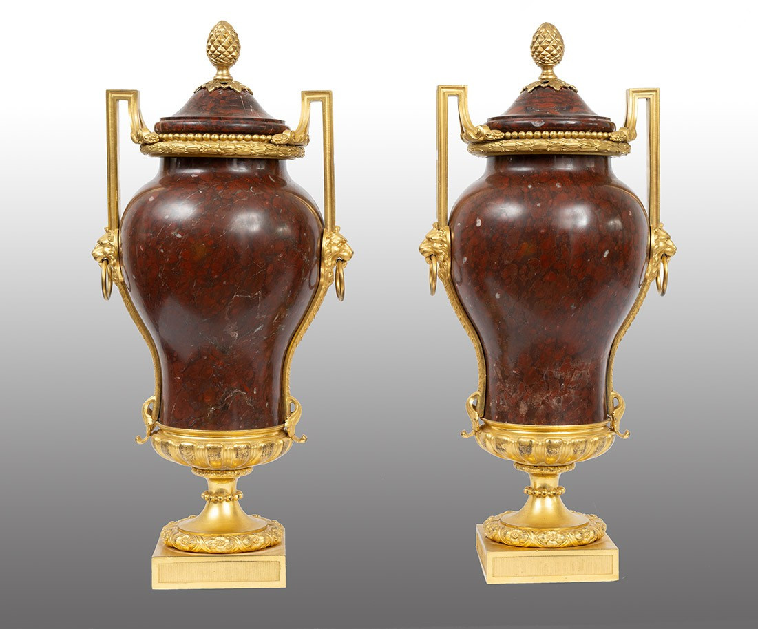 Coppia di vasi Napoleone III in marmo rosso griotte con innesti di elementi in bronzo 19sec.