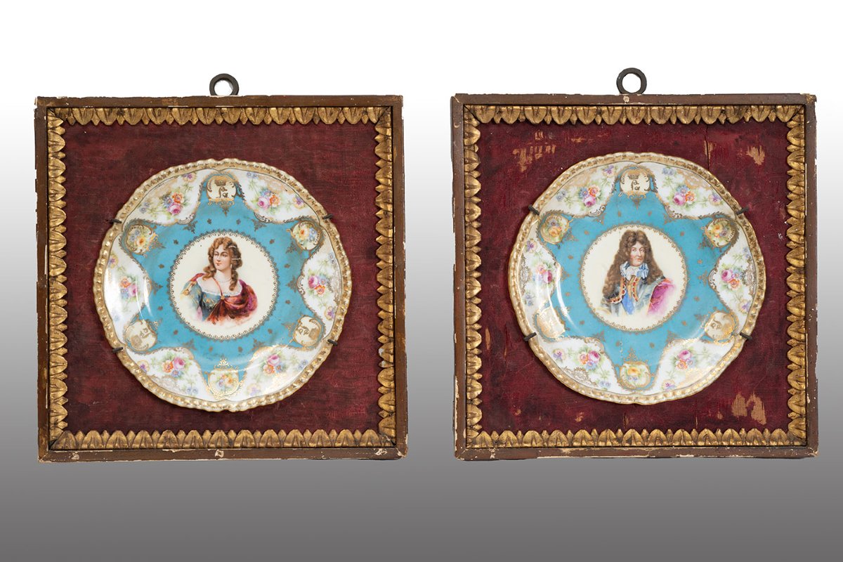 Coppia di piatti antichi da parata in porcellana policroma di Sevres 19secolo