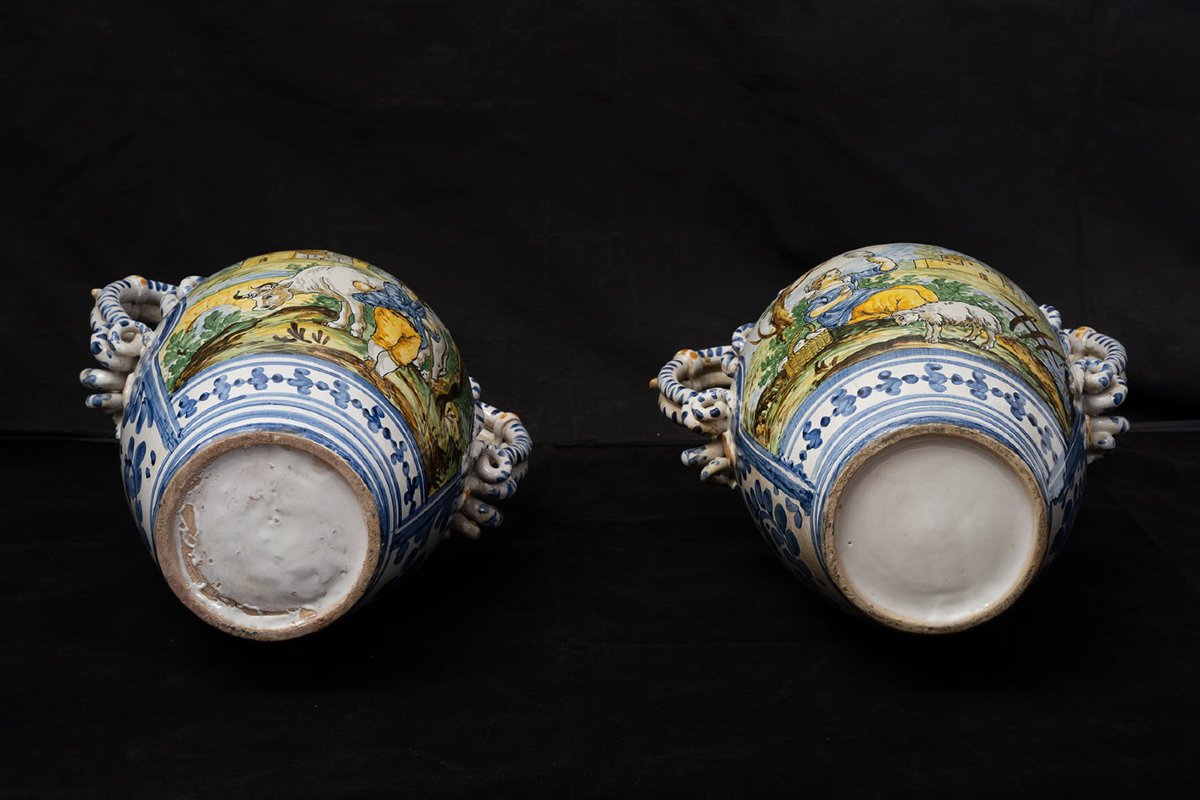 Coppia di vasi napoletani in maiolica smaltata raffigurante scene pastorali 19secolo-photo-2
