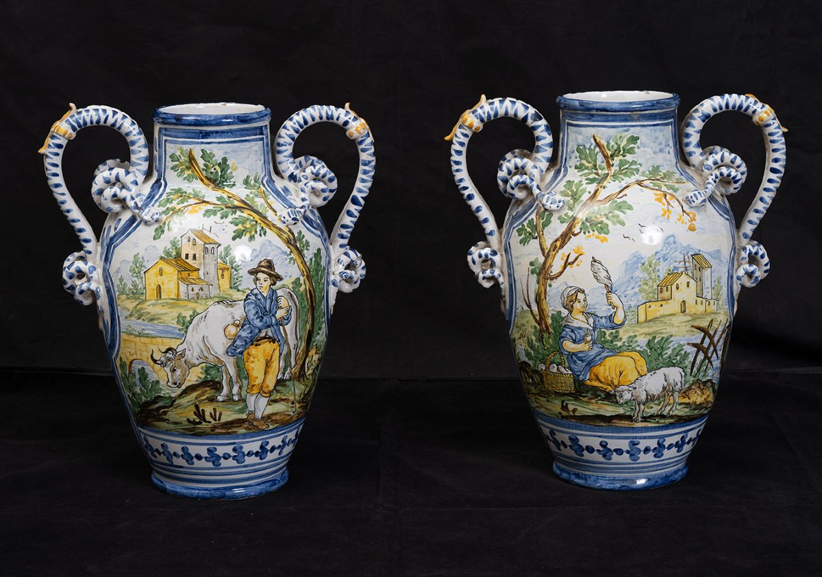 Coppia di vasi napoletani in maiolica smaltata raffigurante scene pastorali 19secolo