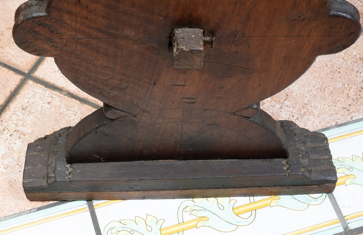 Tavolo antico avente un piede ad Asse di Coppe interamente in massello di noce 17secolo-photo-3