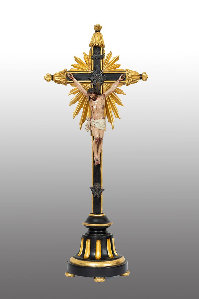 Crocifisso antico in legno policromo di fattura napoletana appartenente al XVIII secolo.