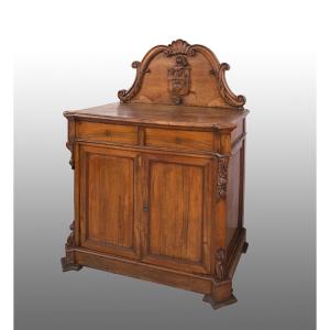 Buffet en bois d'olivier massif avec une partie surélevée représentant le blason familial.