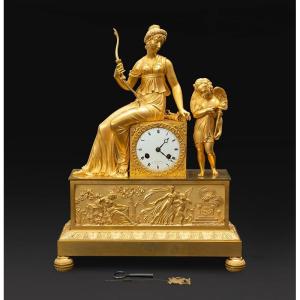 Orologio Impero in bronzo dorato finemente cesellato appartenente agli inizi del XIX secolo.