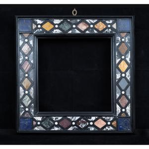 Cornice fiorentina in commesso di marmo e pietre dure appartenente agli inizi del XX secolo.