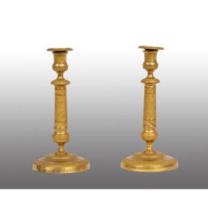 Coppia di candelieri antichi in bronzo dorato finemente cesellato 19secolo.