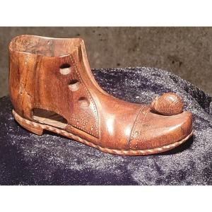 Carved Boxwood Shoe With A Little Mouse - 19th Century