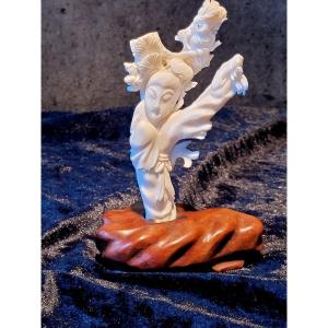 Geisha And Bird Sculpture In White Coral - Japan - 19th-20th Century.