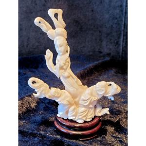 Sculpture Of 3 Figures "geisha And 2 Children" In White Coral - Japan, 19th-20th Century