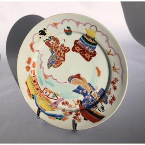 Japanese Plate Decorated With A Geisha, A Samurai, A Dwelling And A Tea Stove 