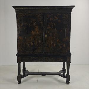 Early 18th Century Dutch Lacquered Chinoiserie Cabinet, Circa 1700
