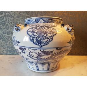 Porcelain Planter. China, 20th Century. 