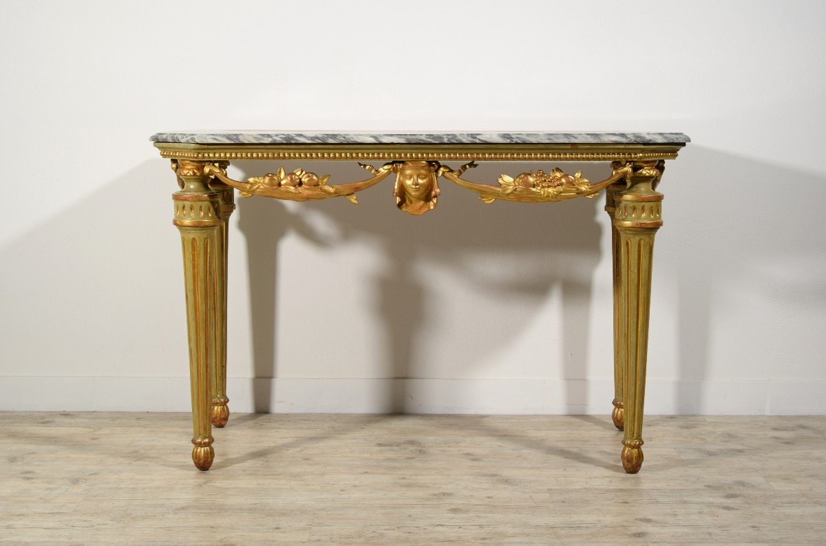 Consolle neoclassica in legno intagliato, laccato e dorato, piano in marmo, Italia, XVIII sec.