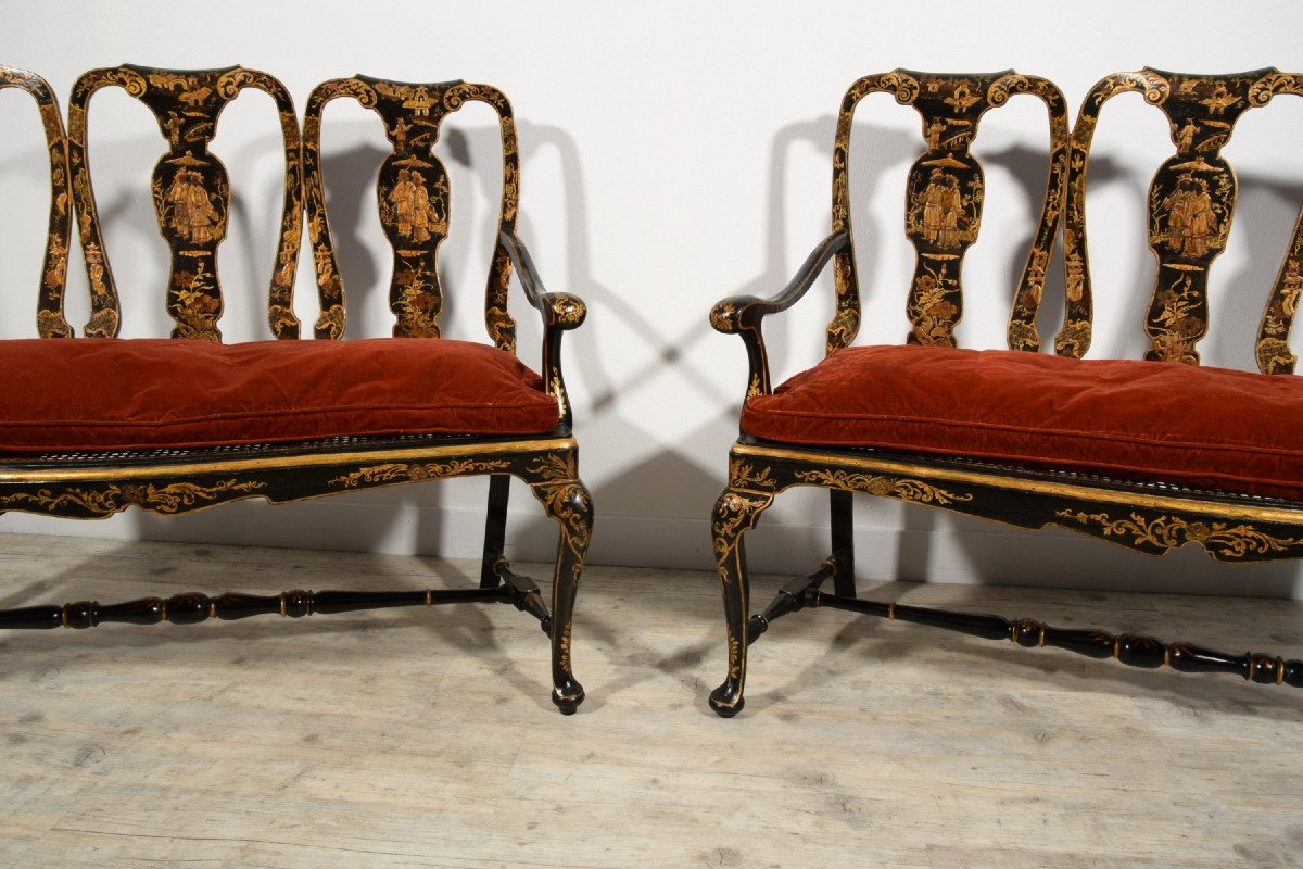 Coppia di divanetti in legno di noce intagliato e laccato a cineseria, Venezia, XVIII secolo-photo-1
