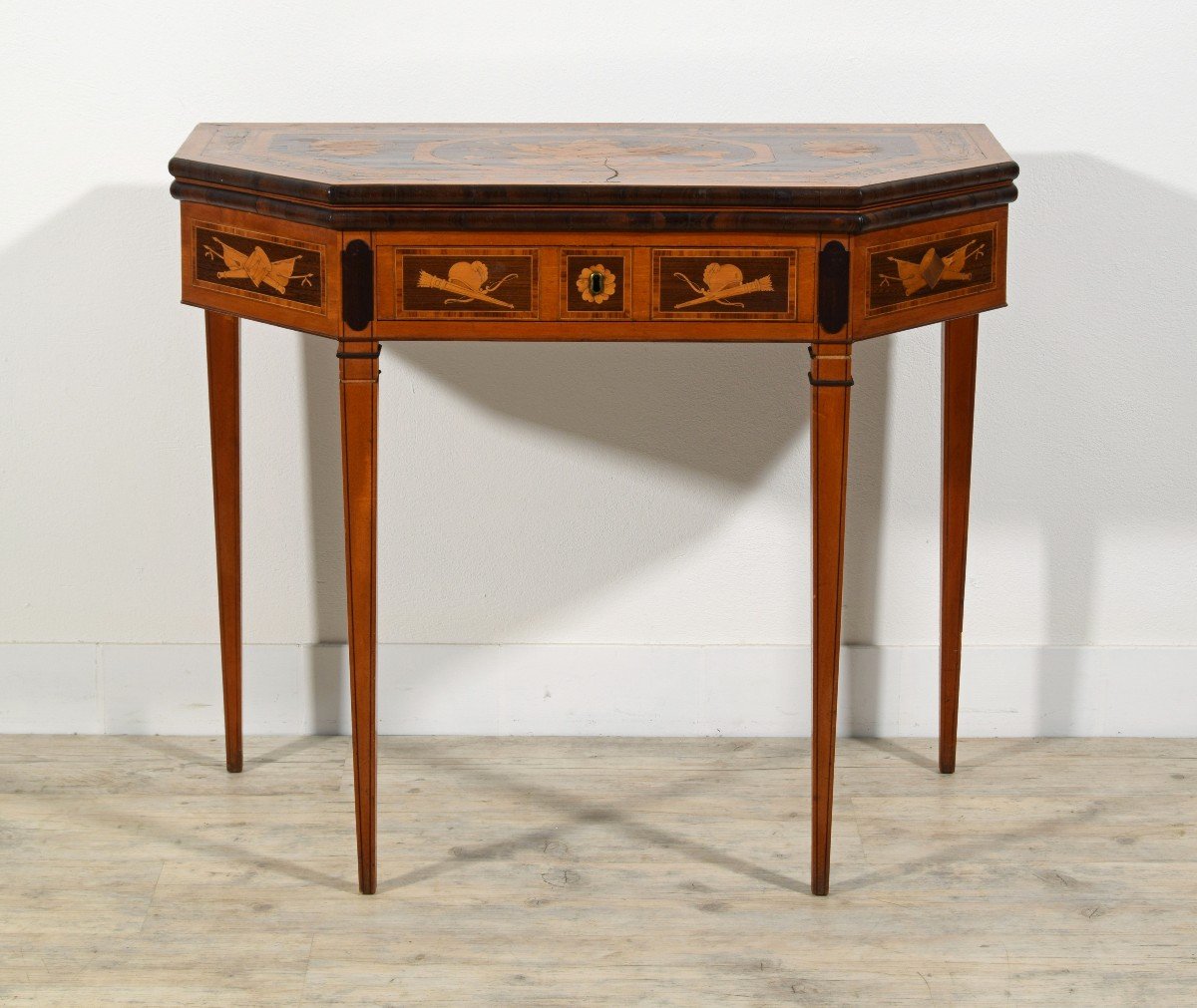 Tavolo consolle trasformabile in tavolino da gioco in legno intarsiato, Inghilterra, XIX sec