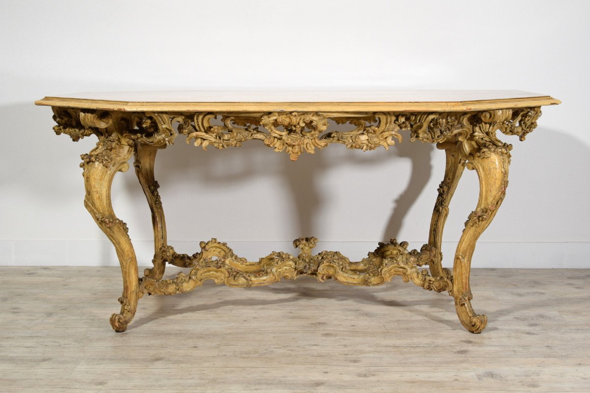Tavolo da centro in legno scolpito, laccato e dorato, Torino, struttura del XVIII secolo -photo-1