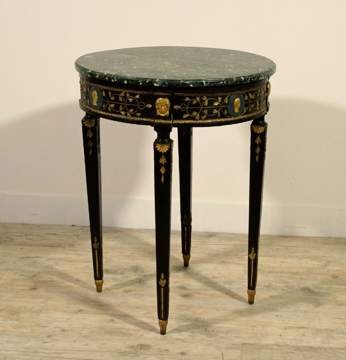 Tavolino neoclassico in legno intagliato, laccato e dorato, Toscana, Italia, fine XVIII secolo
