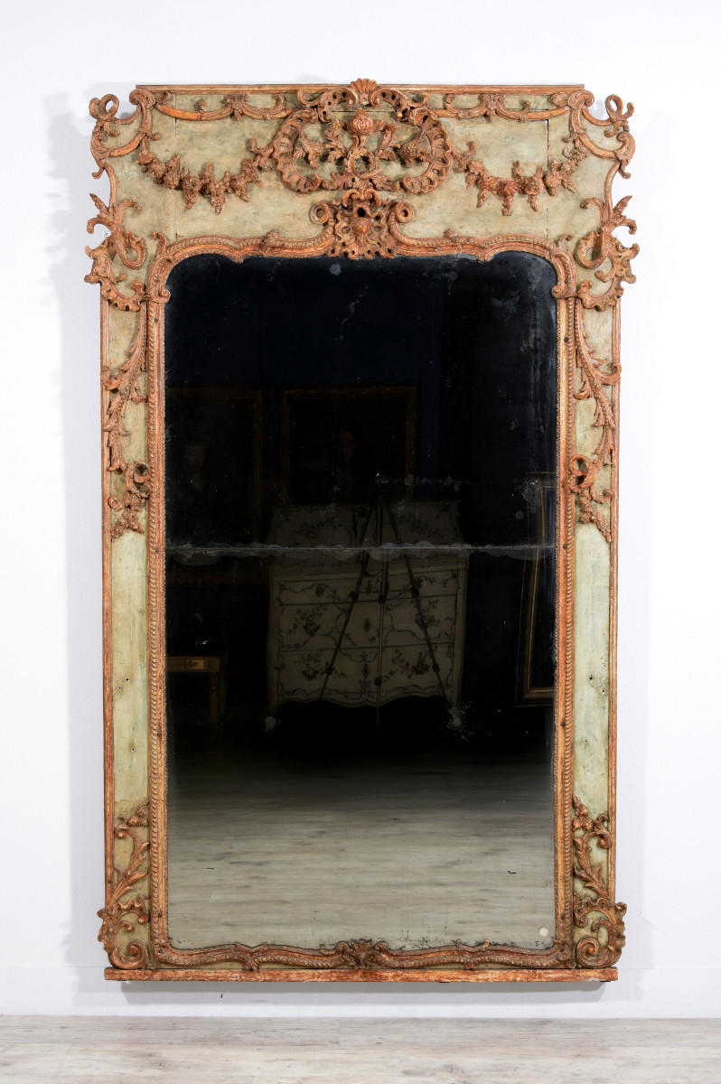 Grande specchiera in legno e pastiglia laccata, Italia, XVIII secolo