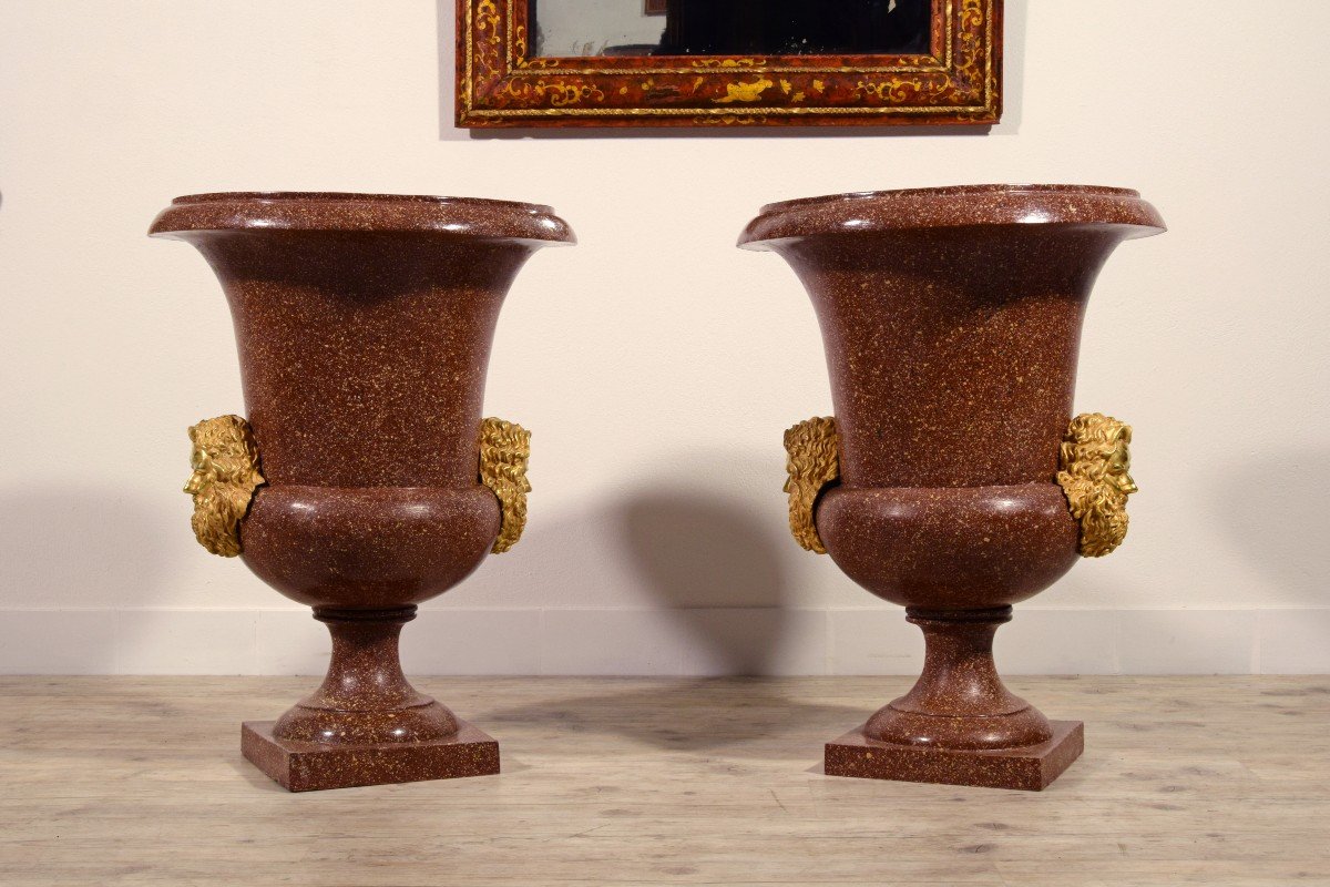 Coppia di vasi in bronzo laccati a finto porfido, Roma, primi XX secolo, stile Neoclassico