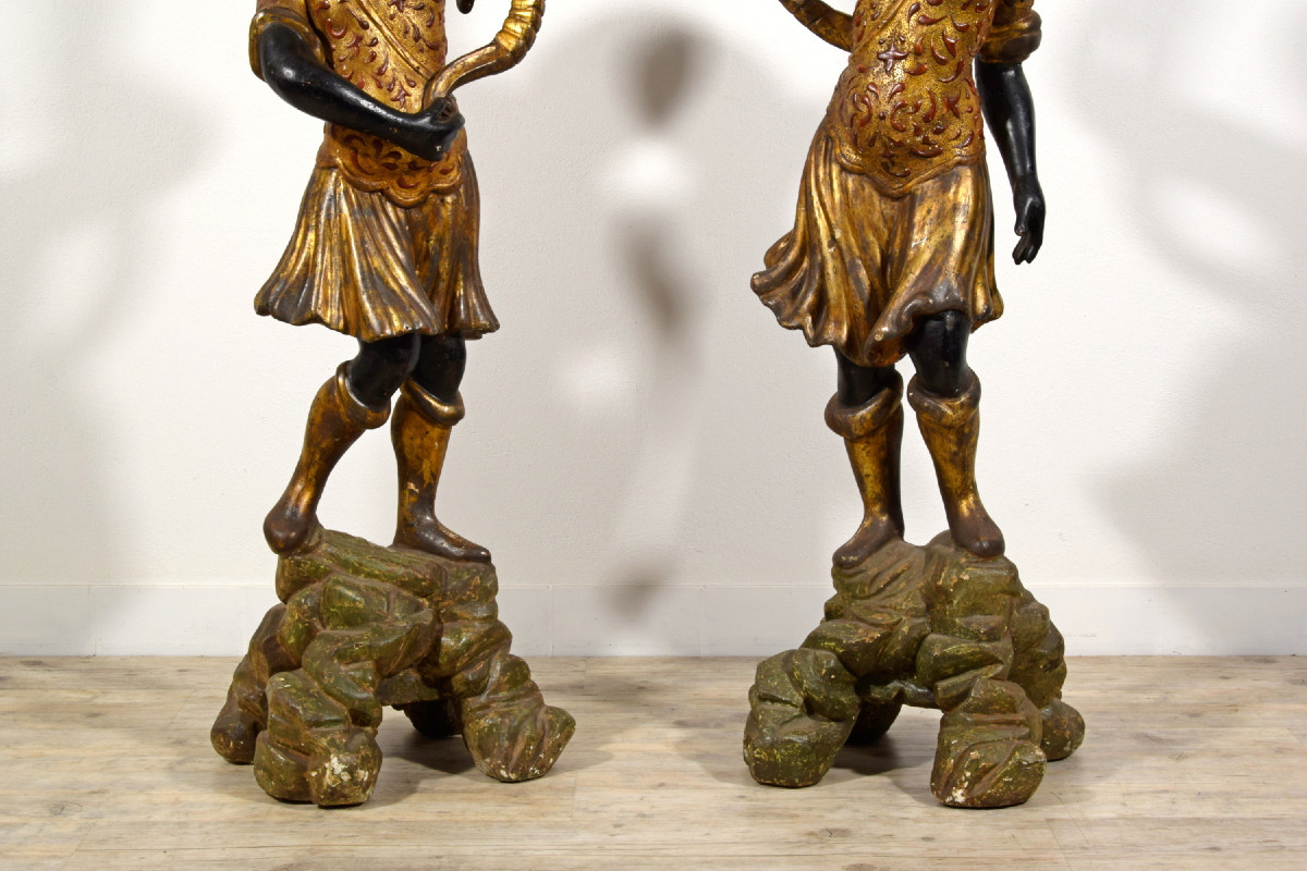 Coppia di mori reggicero in legno intagliato laccato e dorato, Sicilia, inizio XIX secolo-photo-4