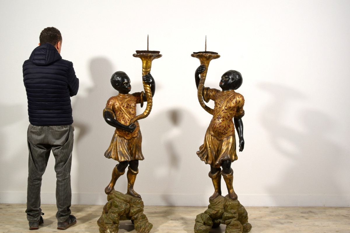 Coppia di mori reggicero in legno intagliato laccato e dorato, Sicilia, inizio XIX secolo-photo-6