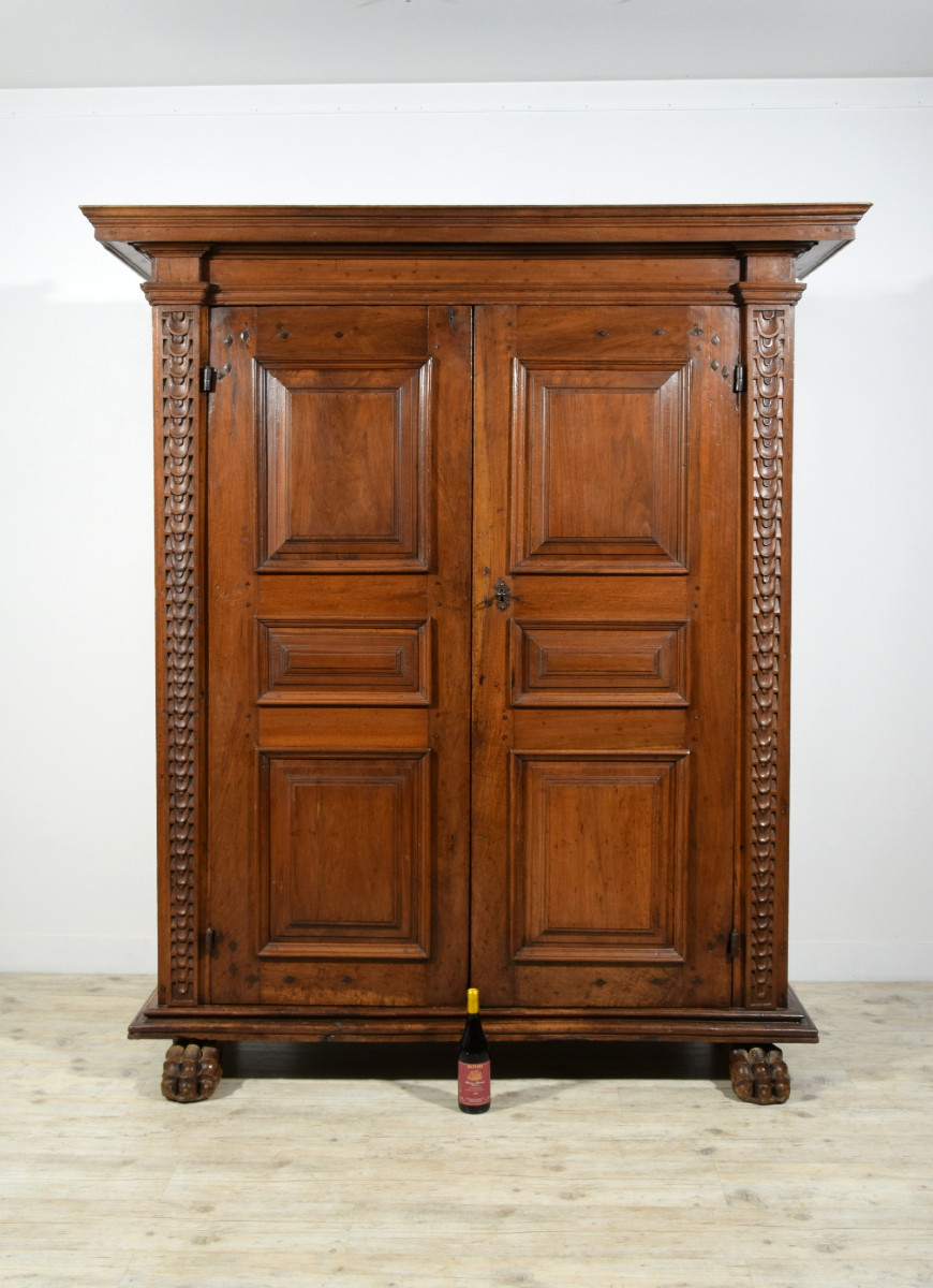 Armadio in legno di noce massello scolpito, Toscana, XVII secolo-photo-1