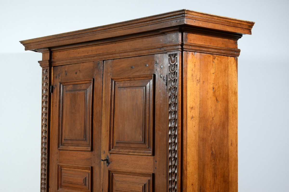 Armadio in legno di noce massello scolpito, Toscana, XVII secolo-photo-3
