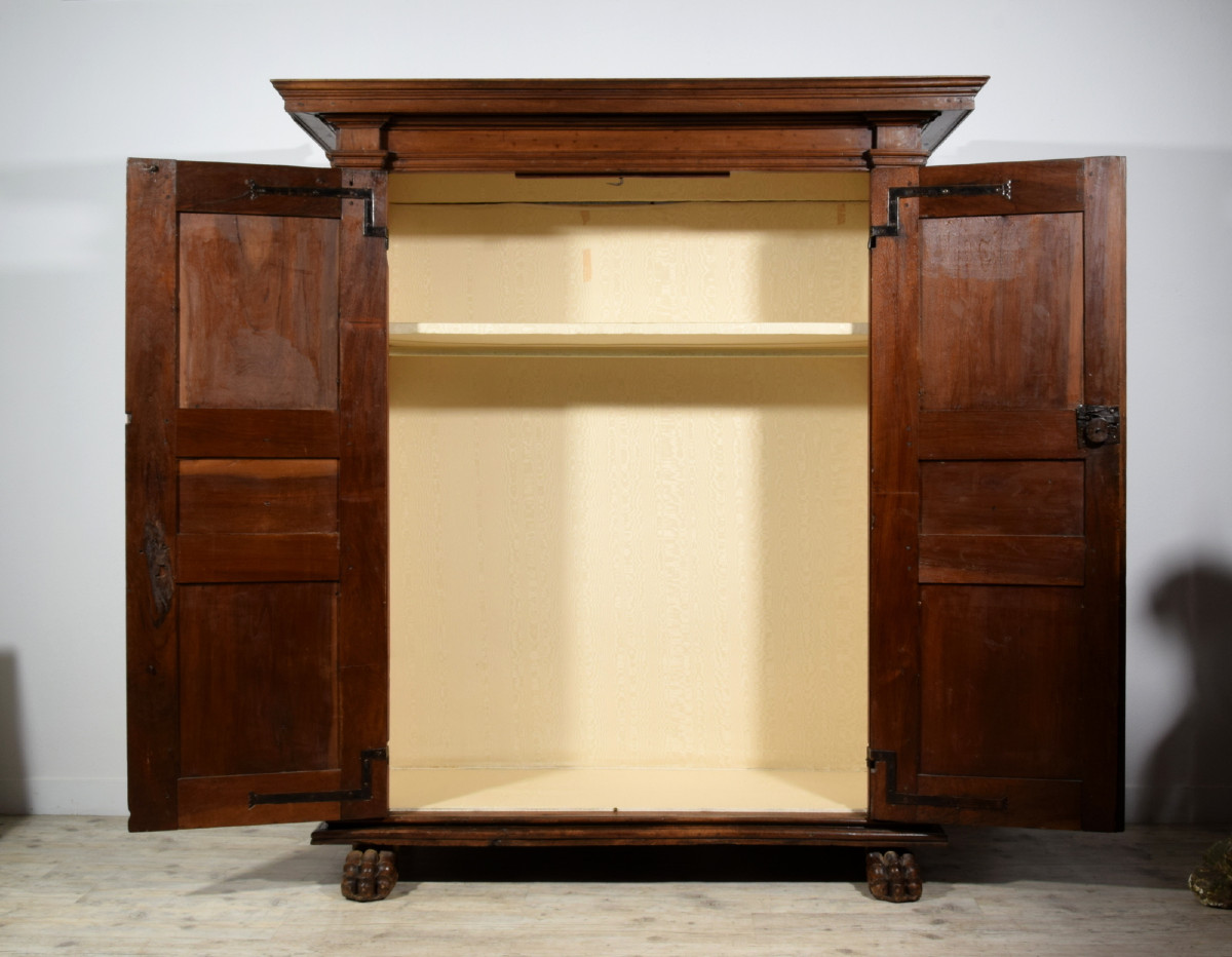 Armadio in legno di noce massello scolpito, Toscana, XVII secolo-photo-5