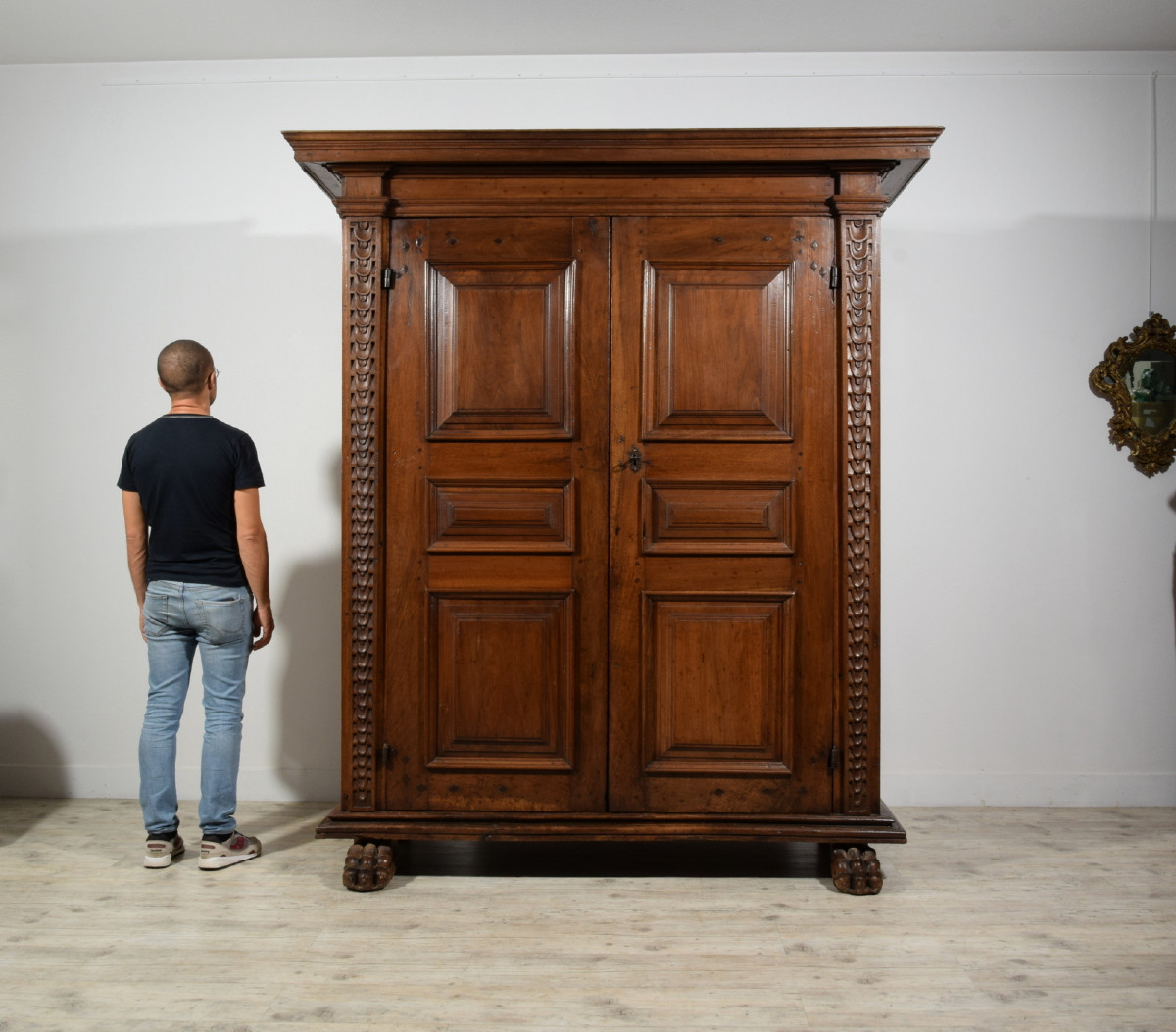 Armadio in legno di noce massello scolpito, Toscana, XVII secolo-photo-6