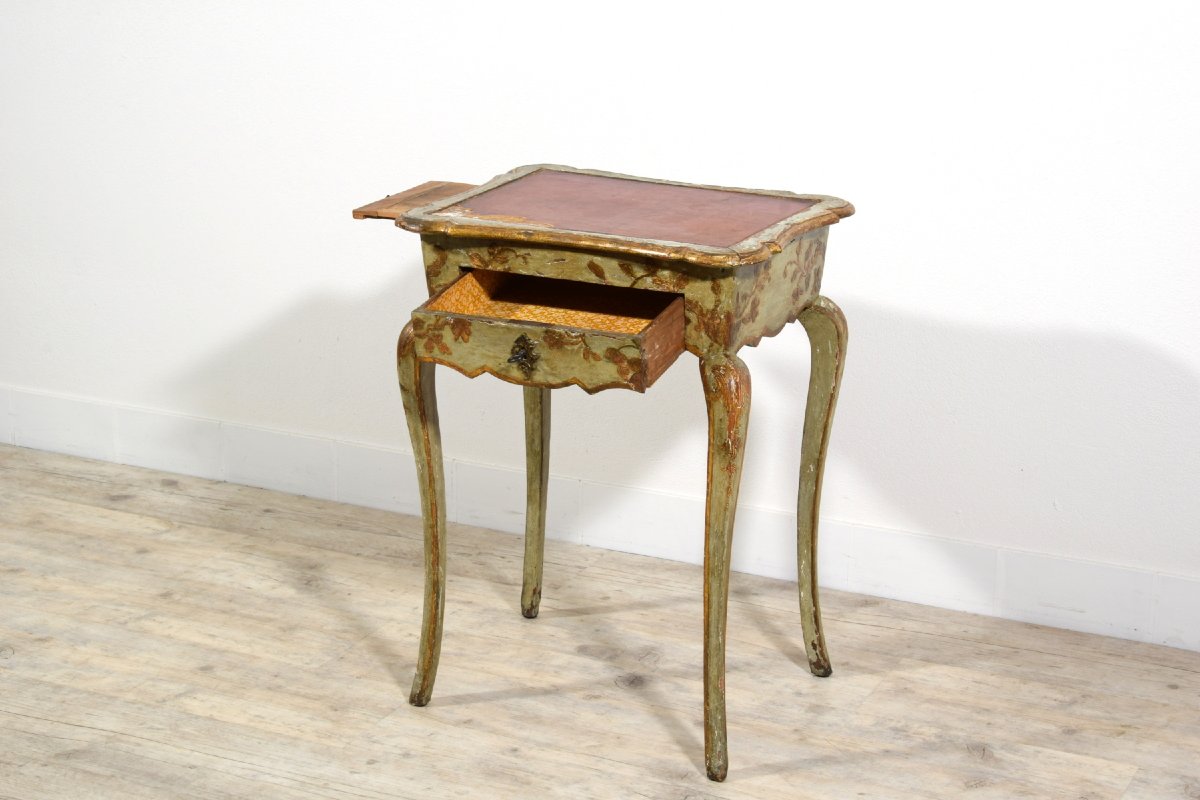 Due eleganti e rari tavolini barocchetto in legno scolpito e laccato, Piemonte, XVIII secolo-photo-3