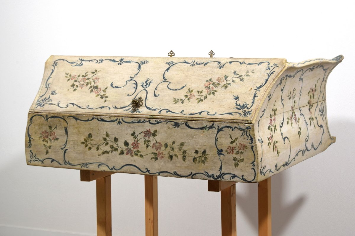 Cassettone con Ribalta Rococò in legno laccato, Genova, metà del XVIII Secolo-photo-5