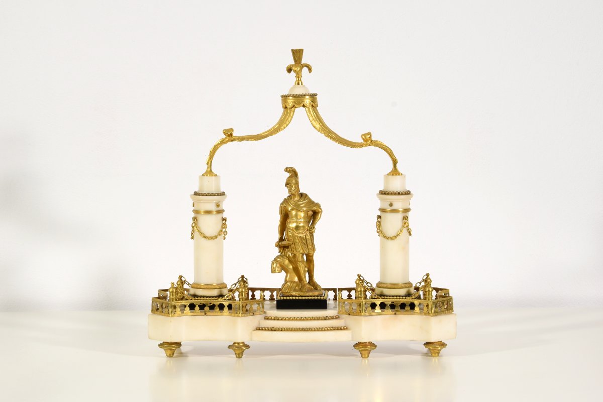 Centrotavola in marmo e bronzo dorato, Francia, inizio XIX secolo 