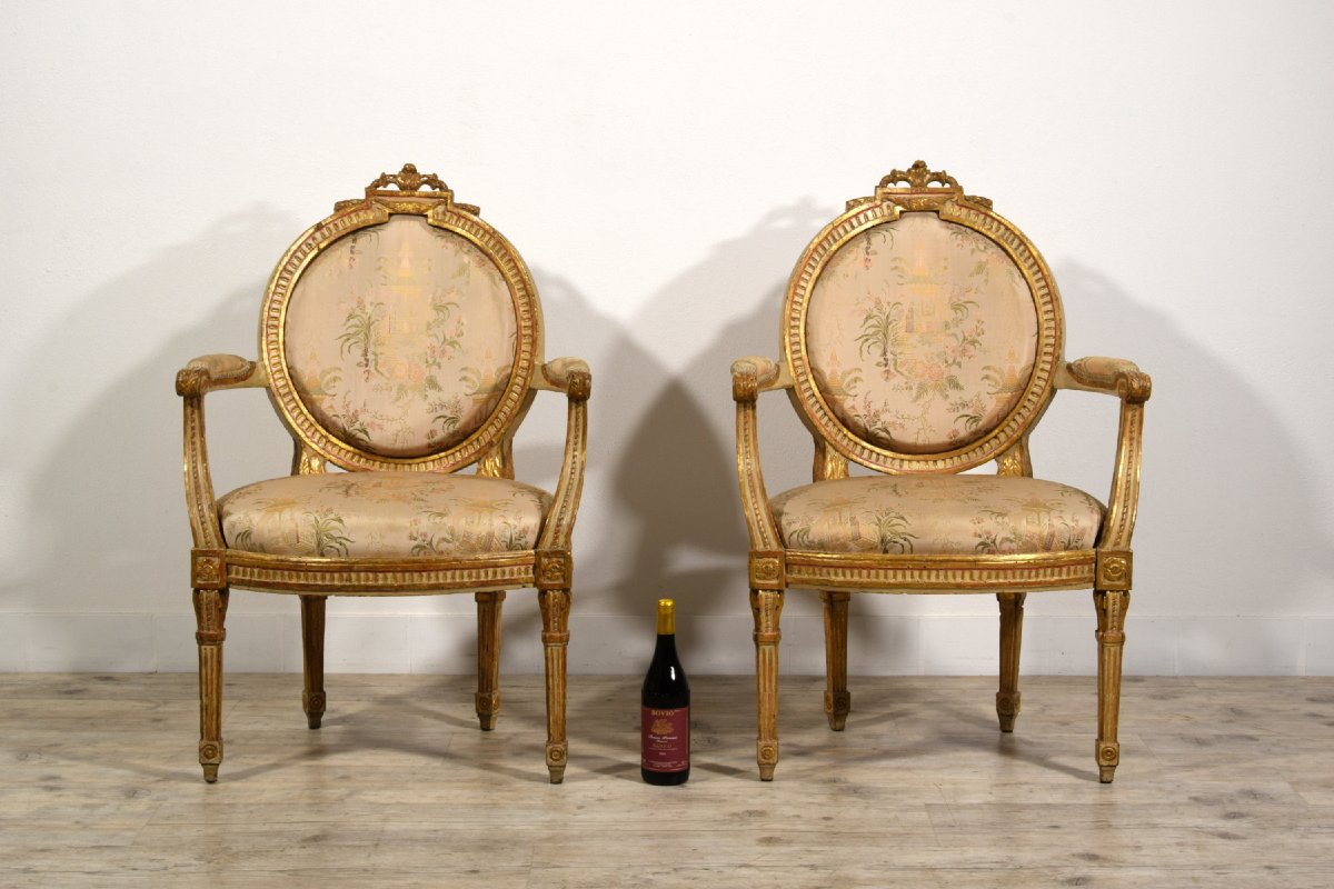 Coppia di poltrone neoclassiche, in legno intagliato laccato e dorato, Torino, fine XVIII secol-photo-1
