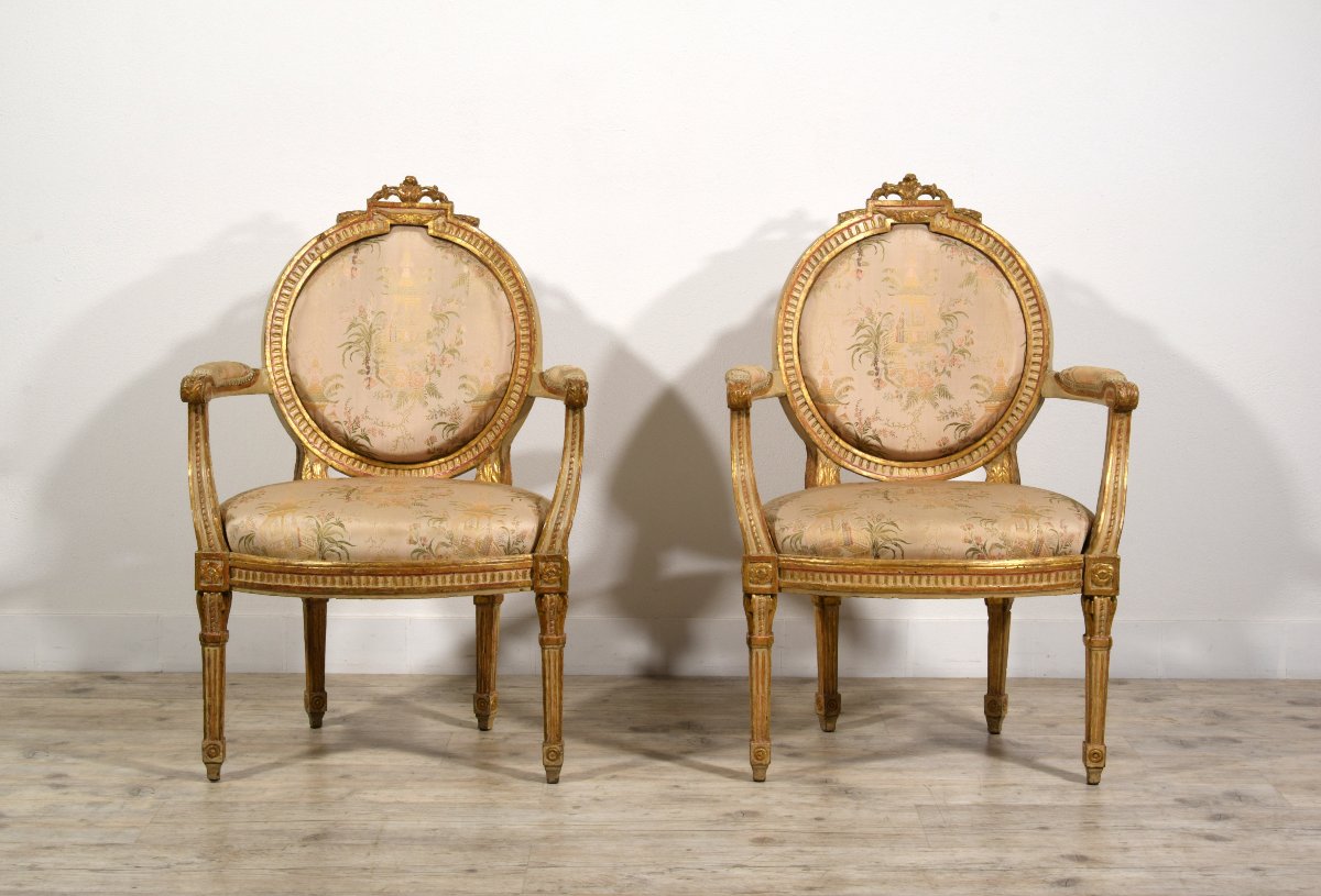 Coppia di poltrone neoclassiche, in legno intagliato laccato e dorato, Torino, fine XVIII secol