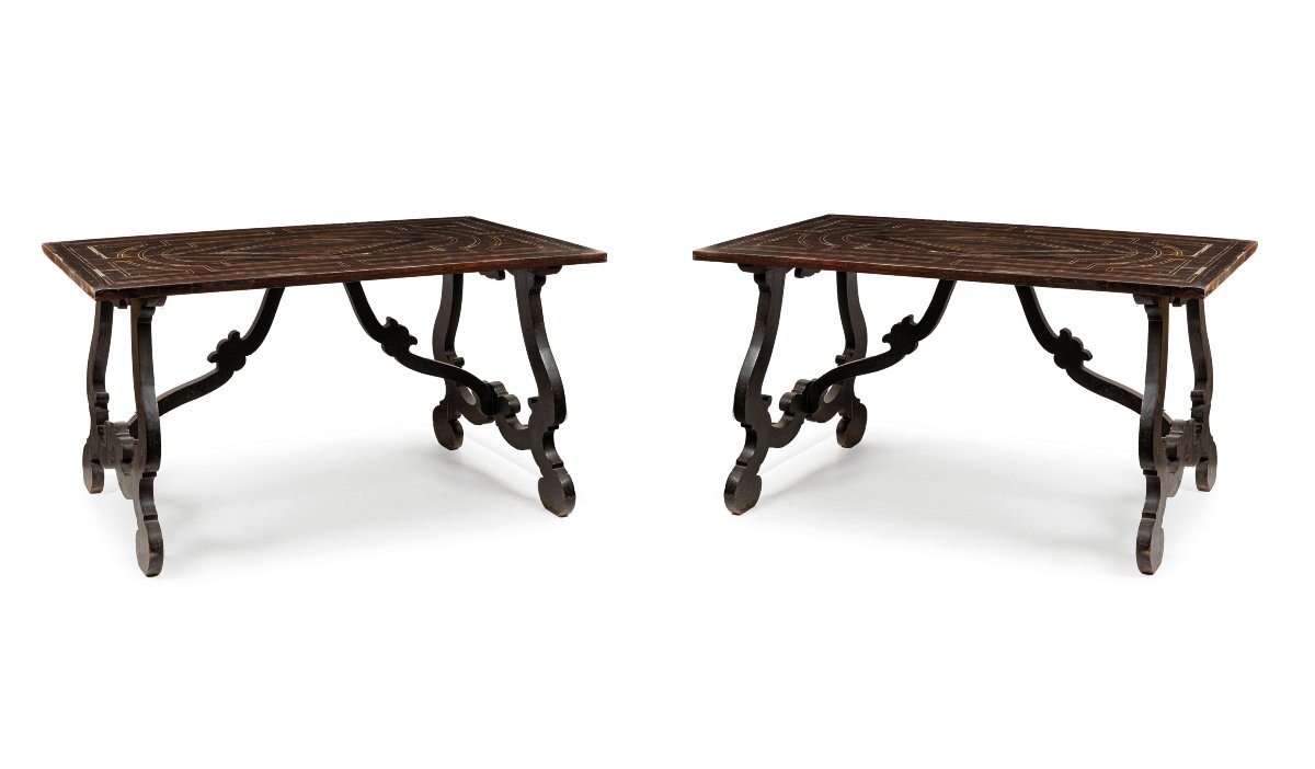 Coppia di tavoli in legno massello e piano lastronato e intarsiato, Toscana, primi XVIII secolo