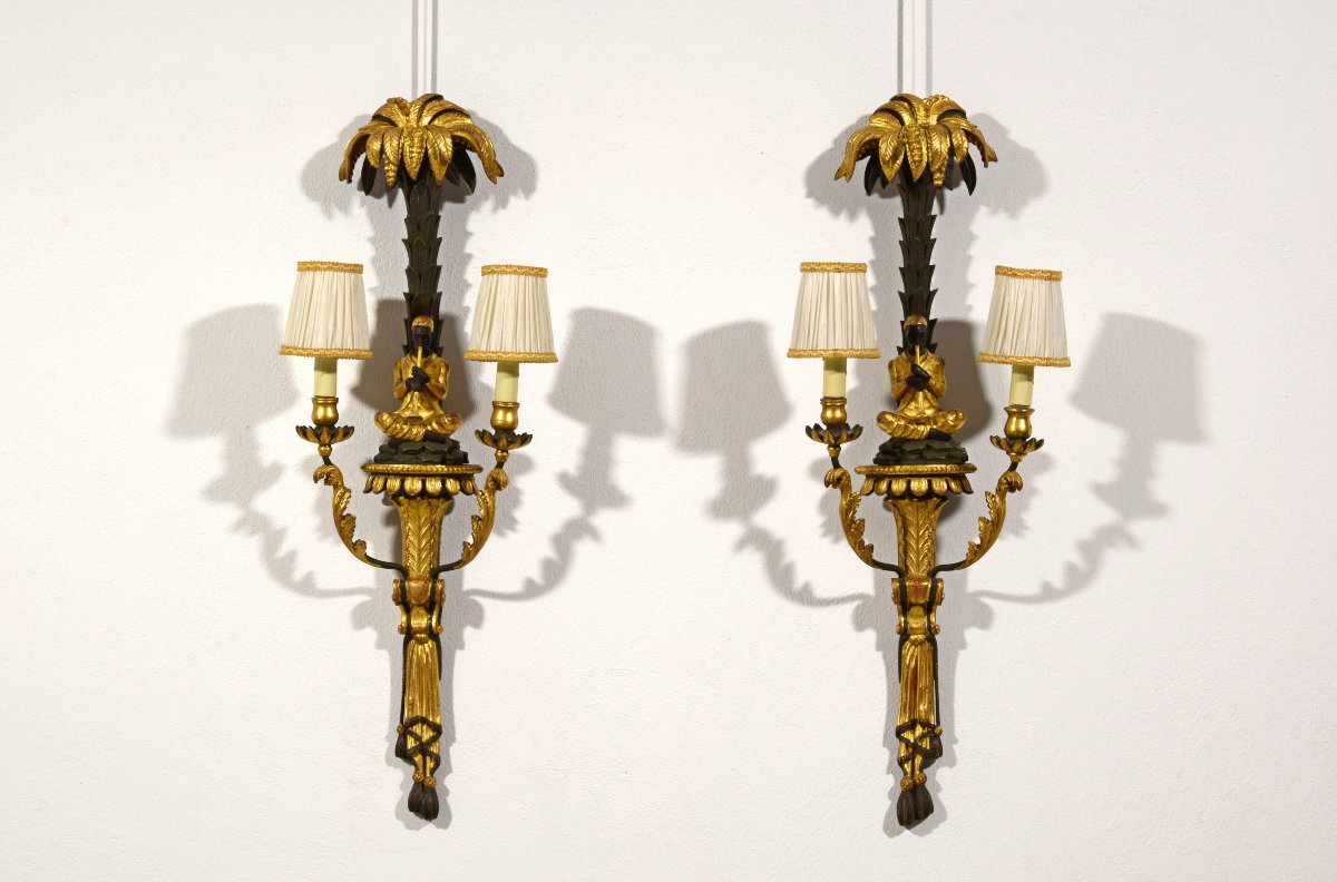 Coppia di applique in legno intagliato, laccato e dorato, Toscana, primi anni del XX secolo