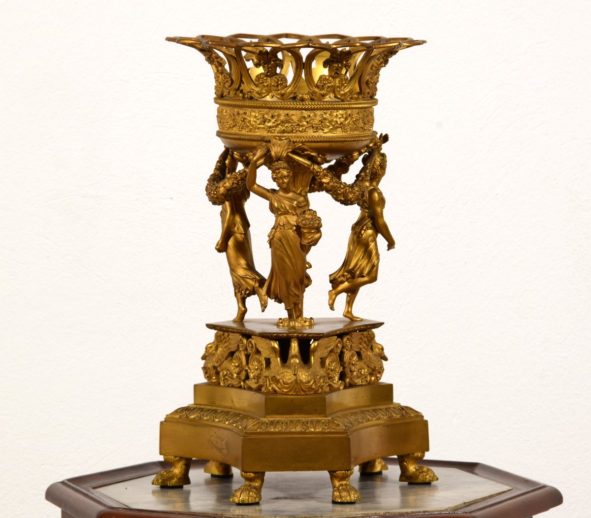 Alzata centrotavola in bronzo cesellato e dorato, Francia, Epoca Impero, inizio XIX secolo