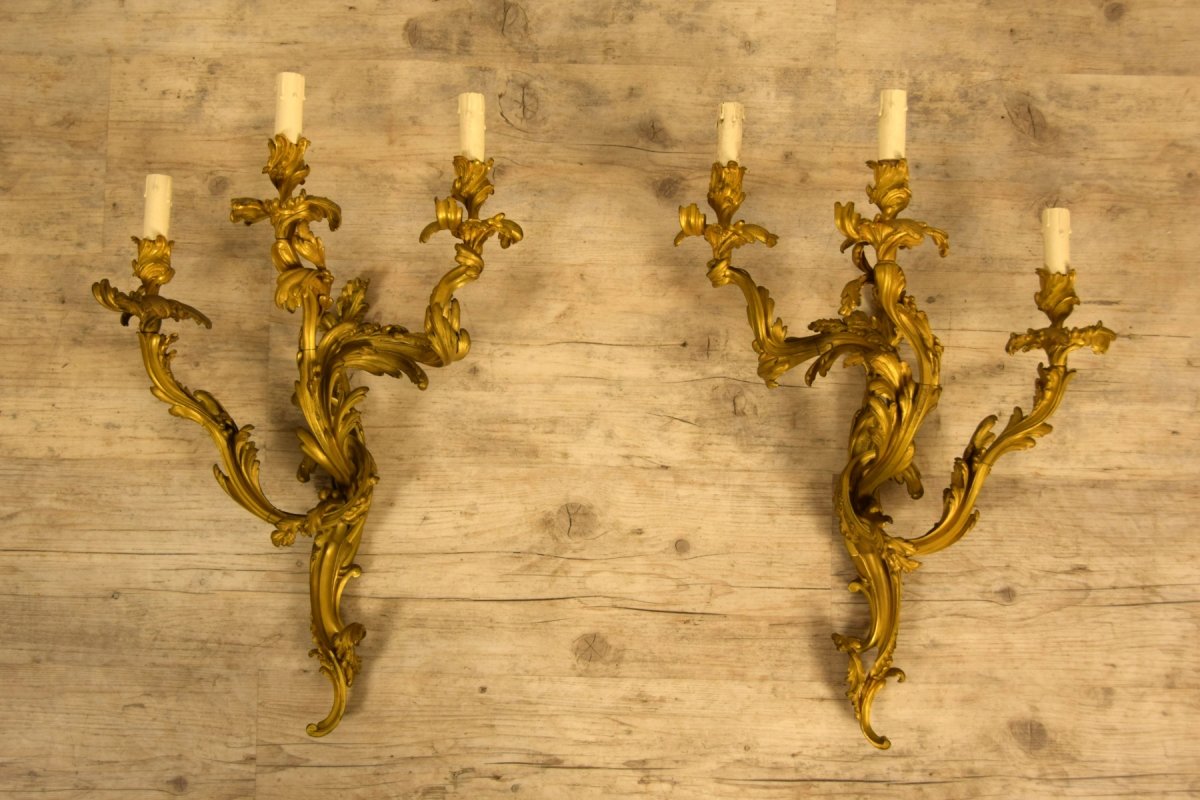 Coppia di appliques francesi in bronzo dorato a tre luci, stile Luigi XV, XIX secolo-photo-2