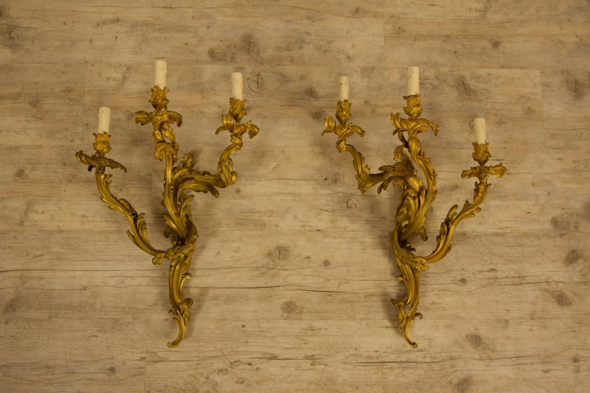Coppia di appliques francesi in bronzo dorato a tre luci, stile Luigi XV, XIX secolo-photo-1